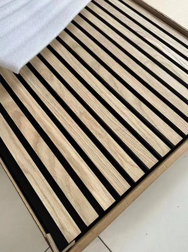 Close-up of the flexible slatted panel